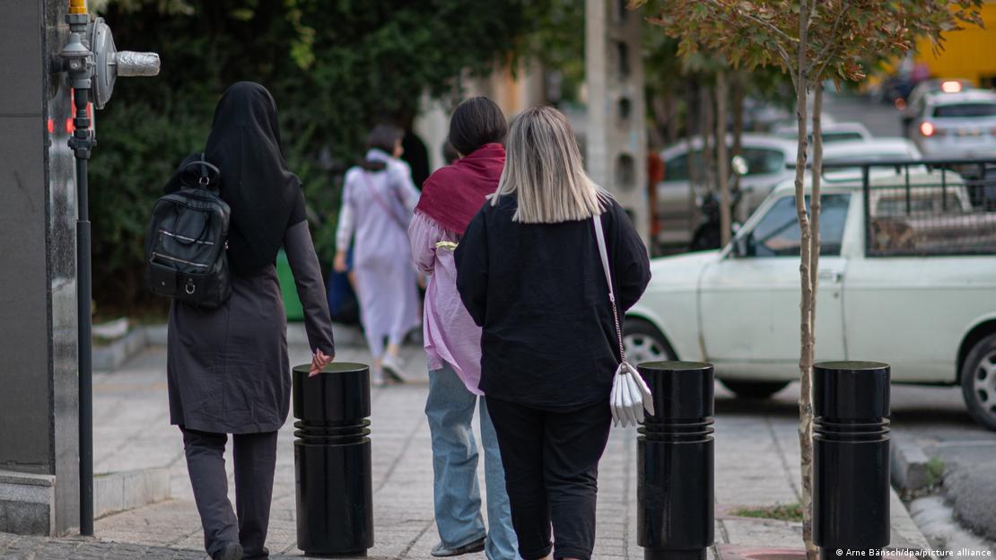 Immer mehr Frauen im Iran leisten Widerstand und gehen beispielsweise ohne Kopftuch auf die Straße. Immer mehr Frauen im Iran leisten Widerstand und gehen beispielsweise ohne Kopftuch auf die Straße.