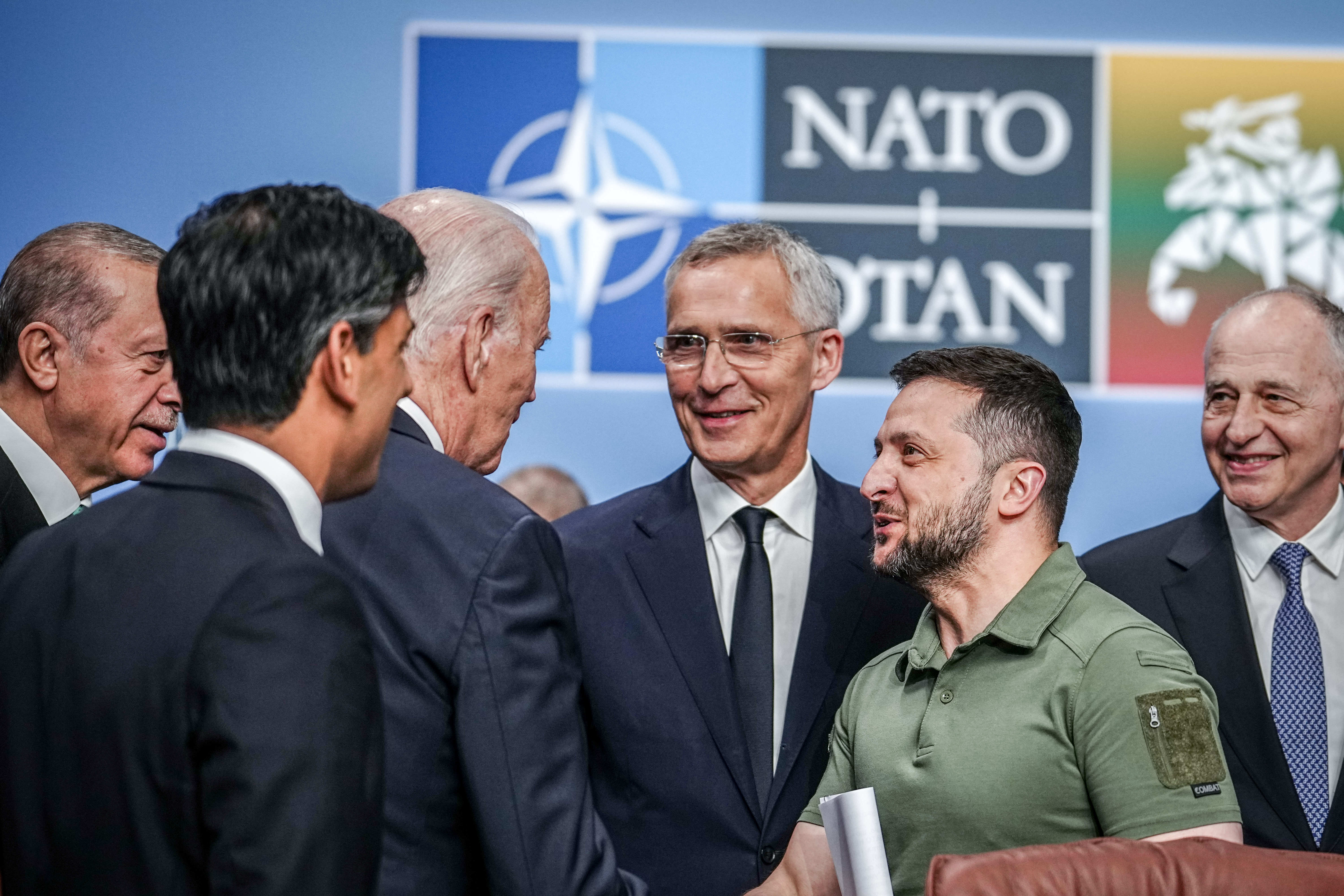 NATO Gipfel in Vilnius, Foto: Kay Nietfeld via dpa/picture alliance Die Staatsoberhäupter aus der Türkei, Großbritannien, den Vereinigten Staaten und der Nato-Generalsekretär begrüßen den Präsidenten der Ukraine beim NATO Gipfel