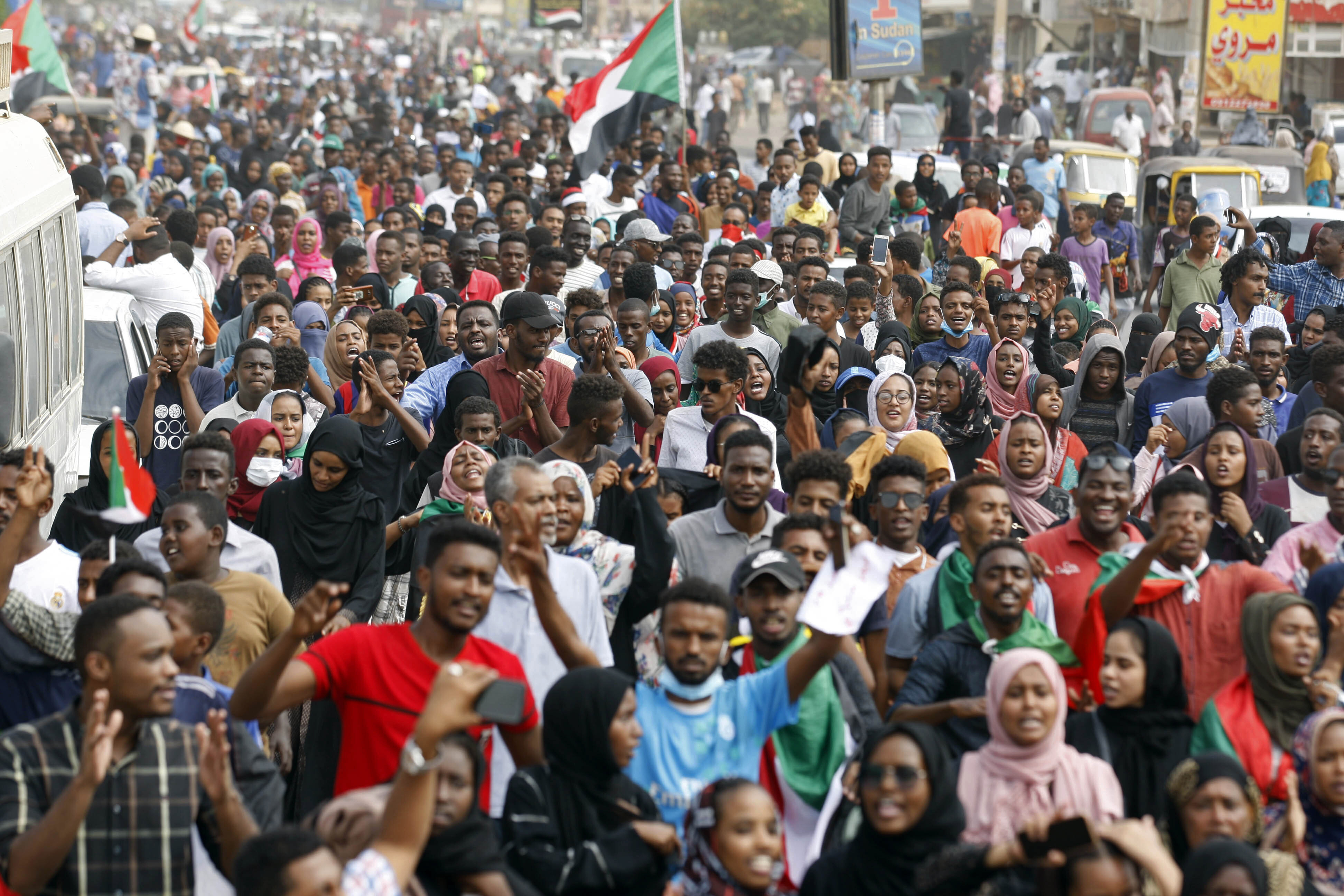 Sudanesische Demonstranten marschieren während einer Demonstration in Khartum, Sudan. Foto: picture alliance/AP Photo | Uncredited Sudanesische Demonstranten marschieren während einer Demonstration in Khartum, Sudan
