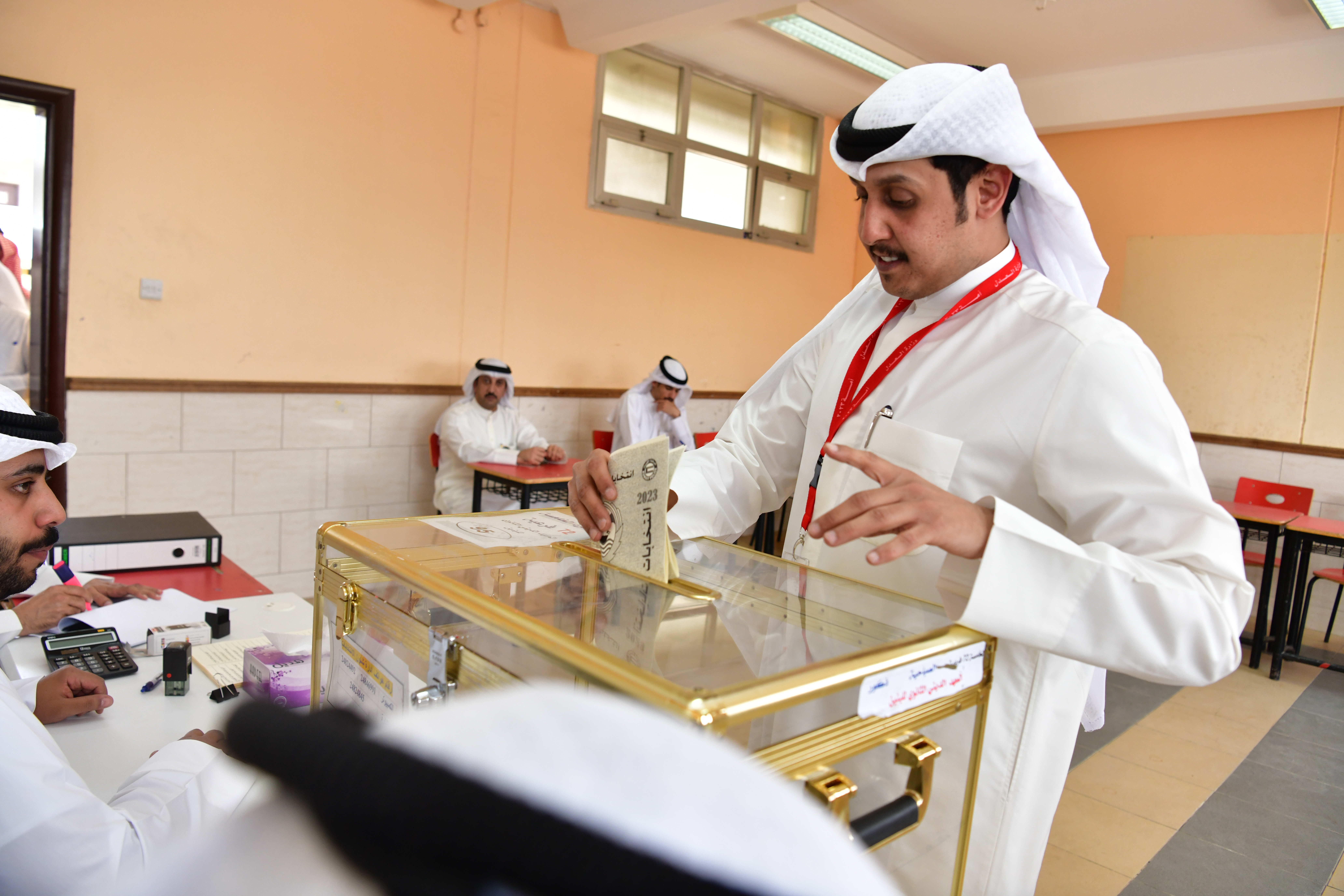 Ein Wähler in Kuwait gibt seine Stimme ab (Foto: picture alliance / AA | Jaber Abdulkhaleq) Ein Wähler in Kuwait gibt seine Stimme ab.