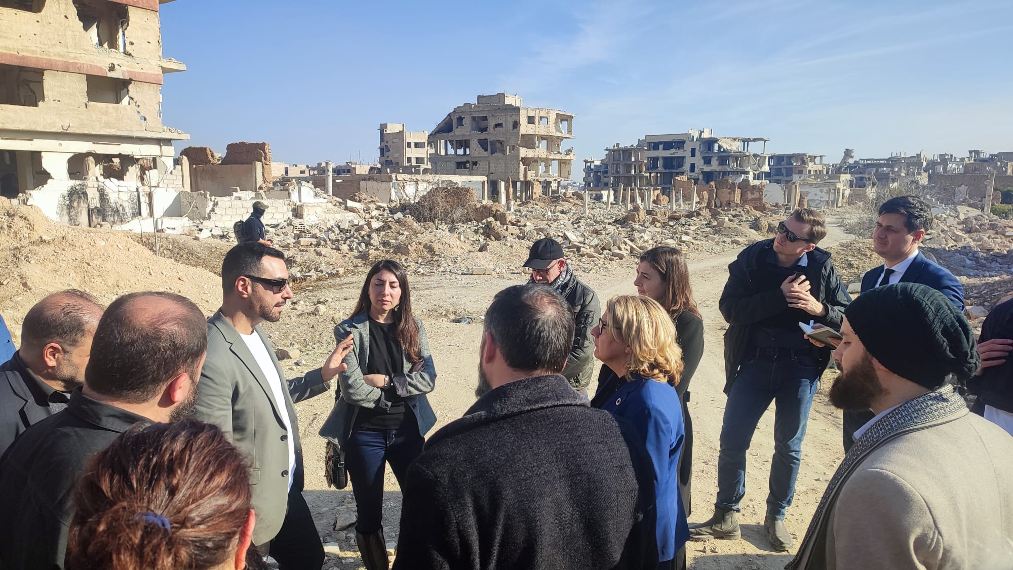 Syrbanism in Dschobar, Damaskus. (Foto: Promo | Syrbanism) Architekten beraten inmitten von Ruinen über den Wiederaufbau