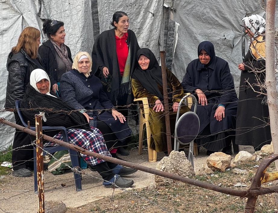 حسيبة عبد الرحمن ترتدي سترة باللون الأحمر. (Photo: Karim el-Gawhary) مجموعة من النساء السوريات
