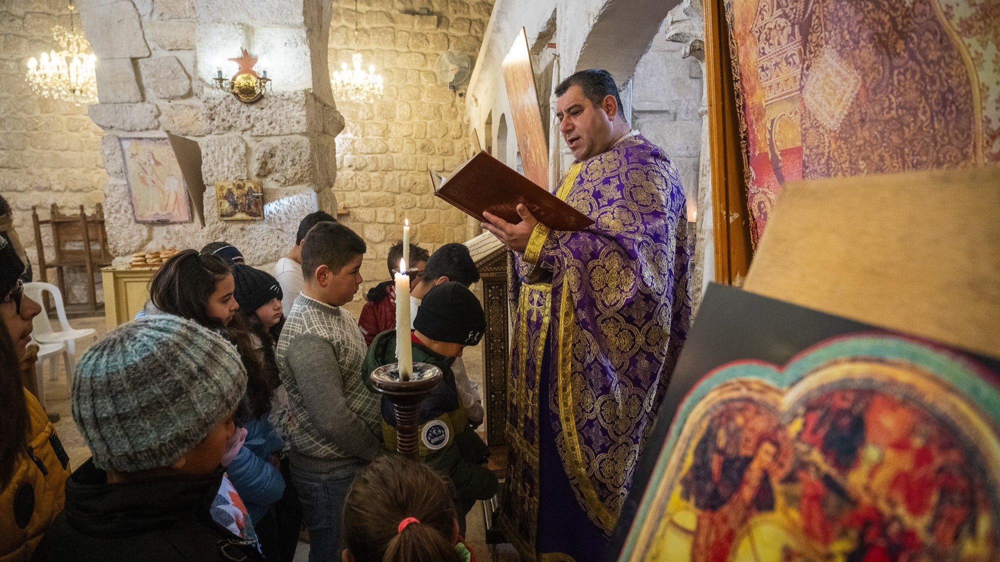 In Maalulas Kirchen wird seit dem 4. Jahrhundert gebetet. (Foto: Philipp Breu) Ein Prieser steht vor Kindern in der Kirche.