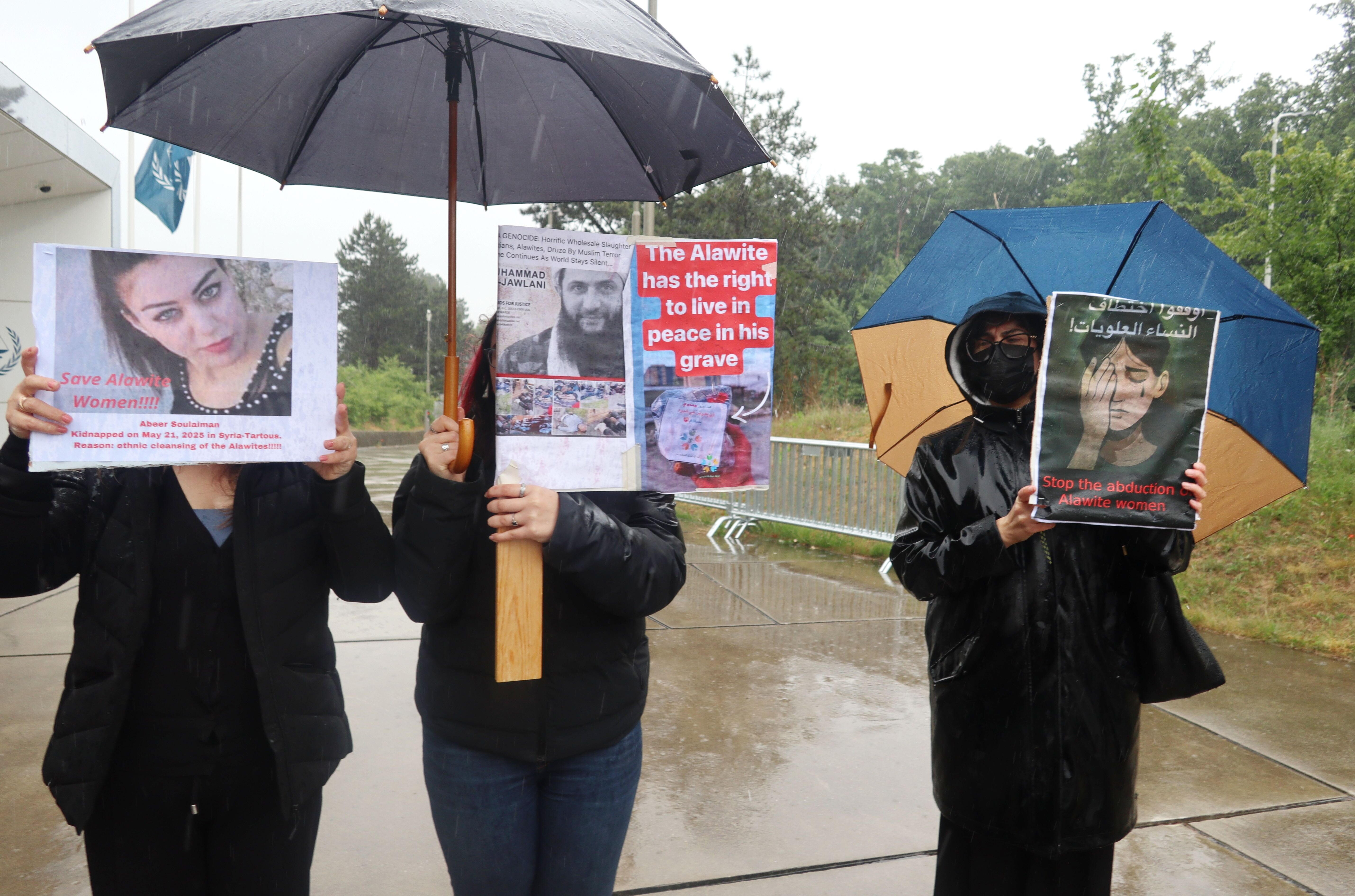Entführung von Frauen in Syrien / Demo in Den Haag (Foto: picture alliance / Sipa USA / E. Gestri) Menschen demonstrieren vor dem Internationalen Strafgerichtshof in Den Haag und halten Bilder von in Syrien entführten alawitischen Frauen hoch, 24. Mai 2025. (Foto: picture alliance / Sipa USA / E. Gestri)