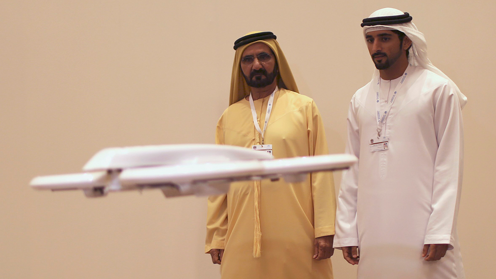 Kronprinz Hamdan bin Mohammed bin Raschid al Maktum gemeinsam mit seinem Vater Scheich Mohammed bin Raschid al Maktoum (l.), dem Premier der Vereinigten Arabischen Emiraten und Herrschers von Dubai zu Besuch auf der Ausstellung "Virtual Future" in Dubai am 9. February 2014; Foto: Reuters 