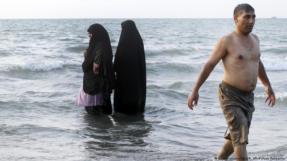Badende Iranerinnen und Iraner in Babolsar am Kaspischen Meer; Foto: picture-alliance/dpa/M. UPI/Maryam Rahmanian