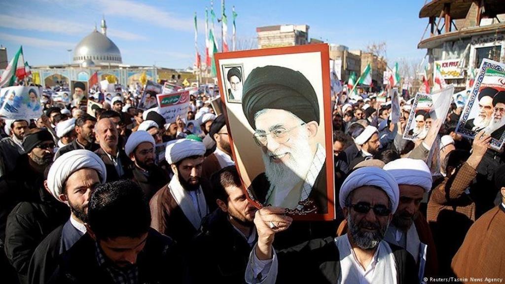 Gegendemonstration in Teheran: Demonstranten tragen Bilder von Ayatollah Khamenei zur Verteidigung der Islamischen Republik; Foto: Reuters/Tasnim News Agency