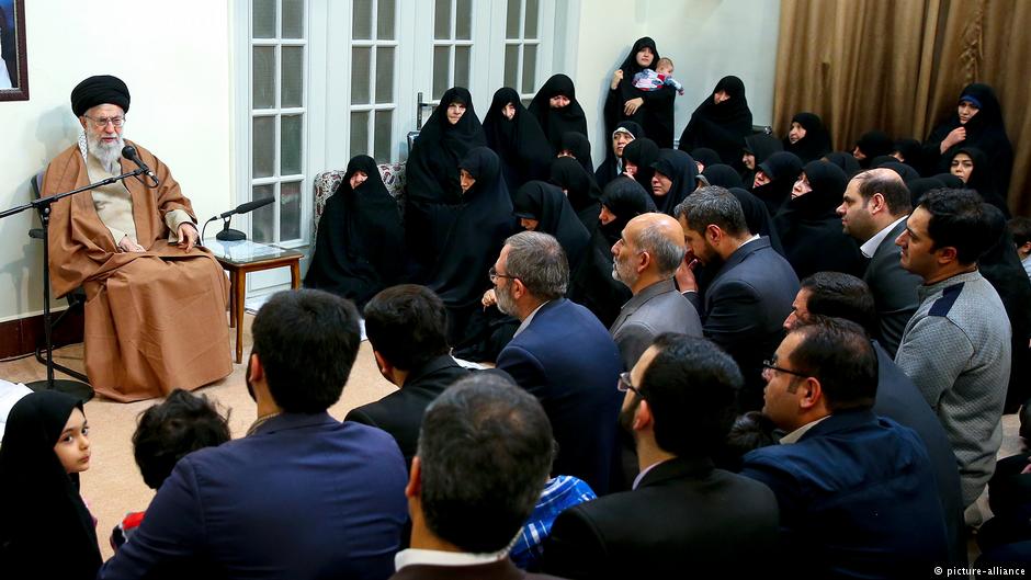 Irans Revolutionsführer Ali Khamenei hält am 2. Januar 2018 eine Rede vor Angehörigen der "Märtyrerfamilien" in Teheran; Foto: picture-alliance