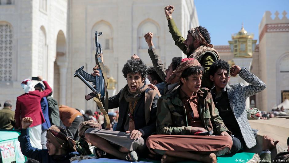 مسلحون حوثيون منتشرون في شوارع عاصمة اليمن صنعاء (أرشيف) Jemen Huthis in Sanaa FOTO PICTURE ALLIANCE مسلحون حوثيون منتشرون في شوارع عاصمة اليمن صنعاء (أرشيف) Jemen Huthis in Sanaa FOTO PICTURE ALLIANCE