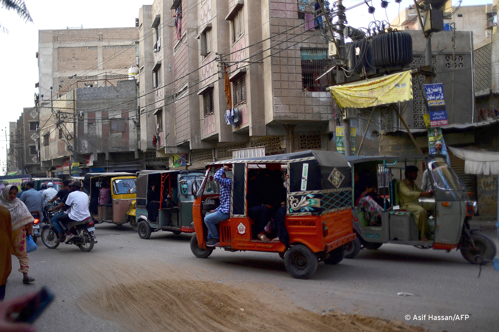 حي لياري في كراتشي الذي نشأت فيه مغنية الراب الشابة المحجبة المنقبة إيفا بي - باكستان. Karachi's Lyari district, where Eva B. grew up (photo: Asif Hassan/AFP) حي لياري في كراتشي الذي نشأت فيه مغنية الراب الشابة المحجبة المنقبة إيفا بي - باكستان. Karachi's Lyari district, where Eva B. grew up (photo: Asif Hassan/AFP)
