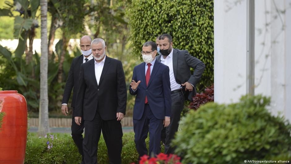 Ismail Haniyeh, Chef des politischen Arms der Hamas (li) trifft den marokkanischen Premierminister Saadeddine Othmani (re) in Rabat, Marokko (Foto: AA/stringer/picture-alliance) Ismail Haniyeh, Chef des politischen Arms der Hamas (li) trifft den marokkanischen Premierminister Saadeddine Othmani (re) in Rabat, Marokko (Foto: AA/stringer/picture-alliance)