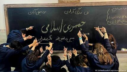 Schülerinnen im Klassenzimmer protestieren gegen das Regime; Foto: SalamPix/Avaca/picture-alliance Im Kampf der Iranerinnen und Iraner für Selbstbestimmung zeigen sich ein bisher so nicht gesehener Mut und Zusammenhalt. Deshalb sind die Proteste seit dem gewaltsamen Tod von Mahsa Amini feministisch, schreibt Katajun Amirpur. Feministische Außenpolitik würde bedeuten, sie in diesem Wunsch zu unterstützen.