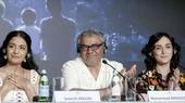 Regisseur und zwei Schauspierinnen bei einer Pressekonferenz in Cannes, 2024.