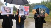 Menschen demonstrieren vor dem Internationalen Strafgerichtshof in Den Haag und halten Bilder von in Syrien entführten alawitischen Frauen hoch, 24. Mai 2025. (Foto: picture alliance / Sipa USA / E. Gestri)