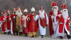 From a Christian point of view, the consumer-oriented Father Christmas of the gift industry has nothing to do with Bishop Nicholas (image: picture-alliance/dpa/M. Schrader)